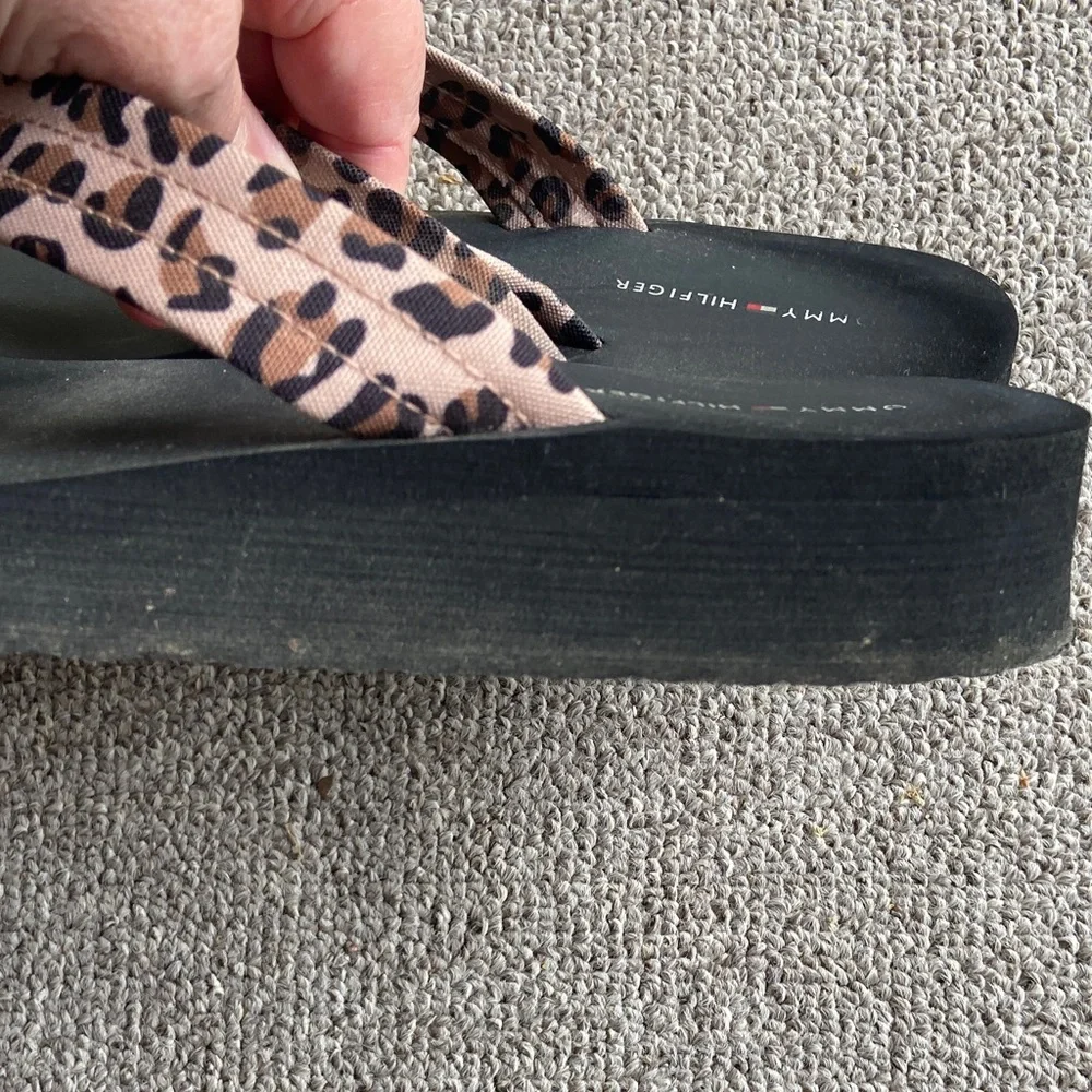 Tommy Hilfiger Black Footbed Flip Flops with Leopard-Print Straps - Picture 2 of 4